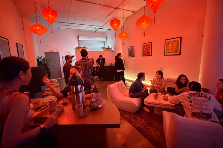 Bu Tea Den lounge area